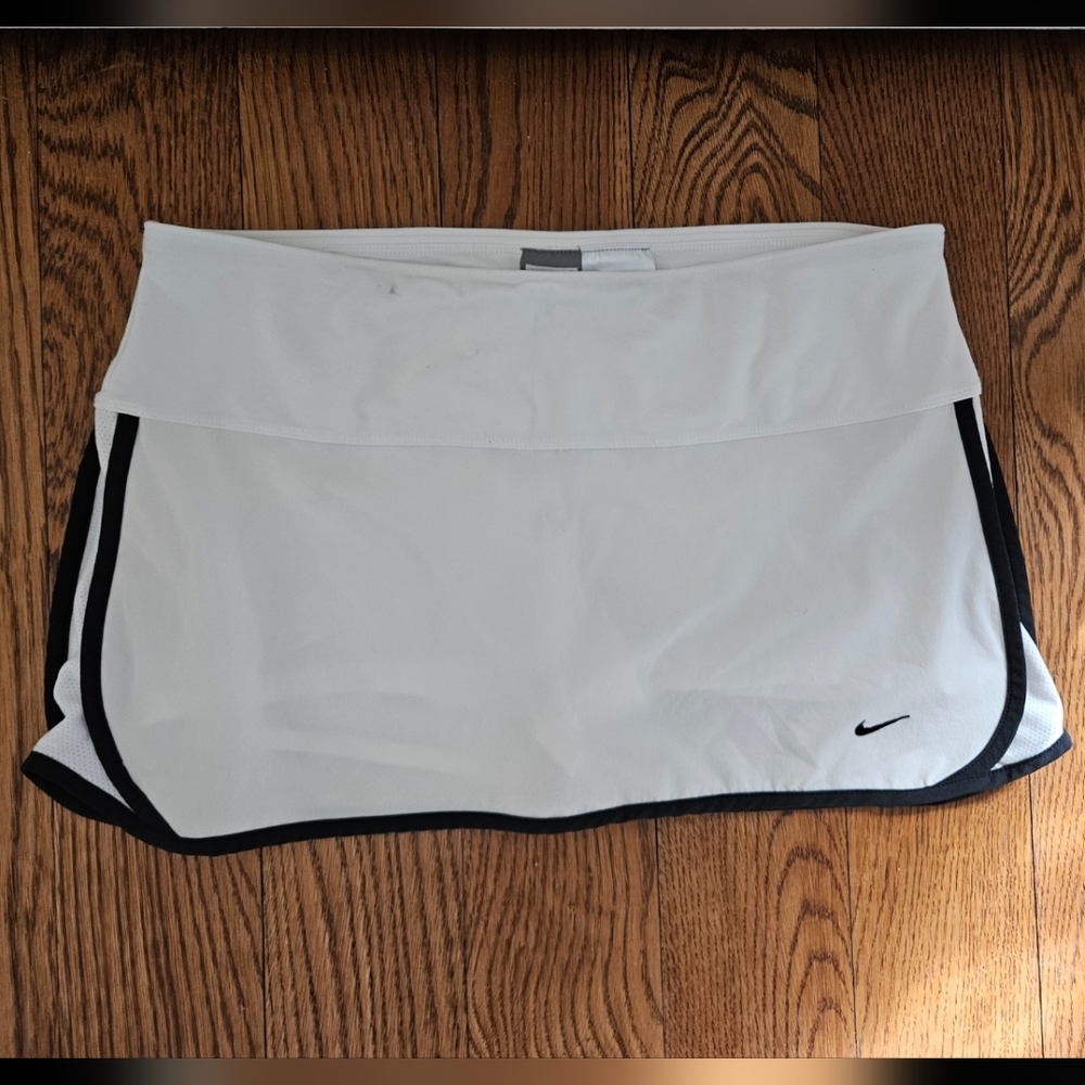 Nike Women's White and Black Athletic Skort - Size Medium